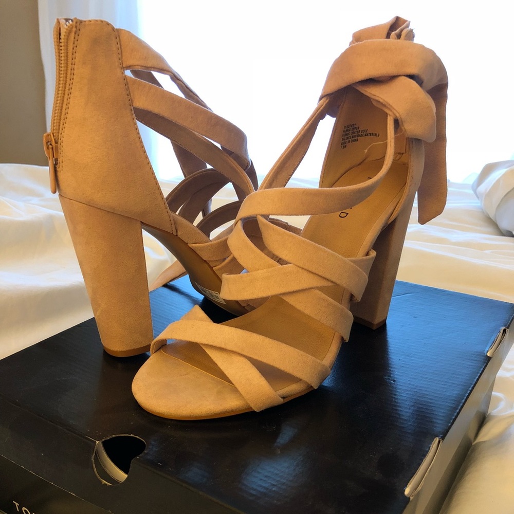 Torrid mauve strappy wrap lace up heals so 7.5